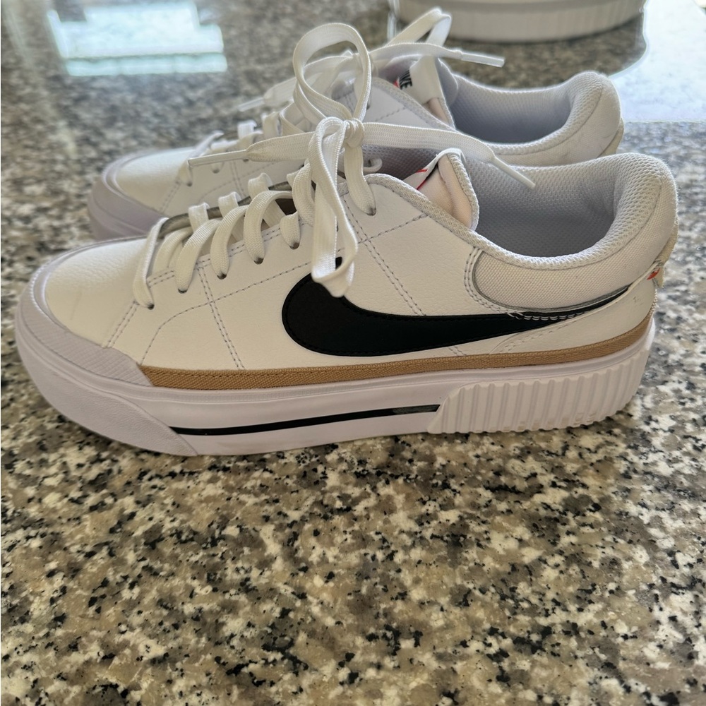 Nike women’s court legacy lift